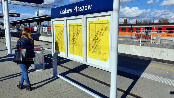 pasażer, peron, stacja, rozkład jazdy, Kraków Płaszów, gablota