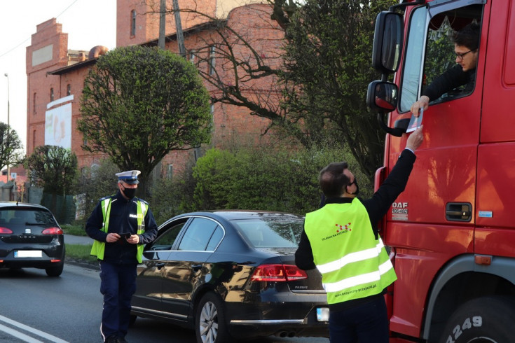 bezpieczny przejazd, Krotoszyn, kampania społeczna, akcja informacyjna, akcja ulotkowa, przejazd kolejowo-drogowy, kierowca, policja, policjanci, akcja interwencyjno-prewencyjna, ambasador bezpieczeństwa, ambasadorzy bezpieczeństwa, powiat krotoszyński