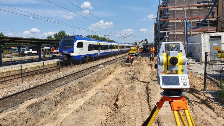 peron, Kielce, pociąg, prace na stacji kolejowej