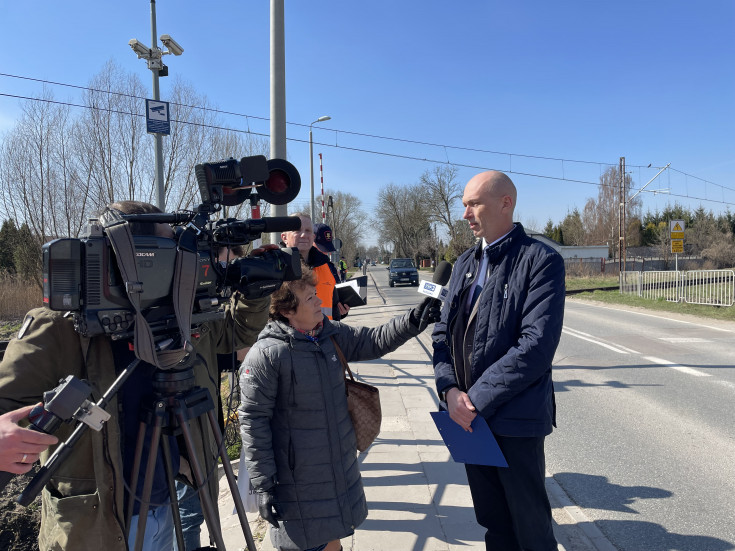 akcja ulotkowa, przejazd kolejowo-drogowy, żółta naklejka, znak STOP, funkcjonariusz SOK, ambasadorzy bezpieczeństwa