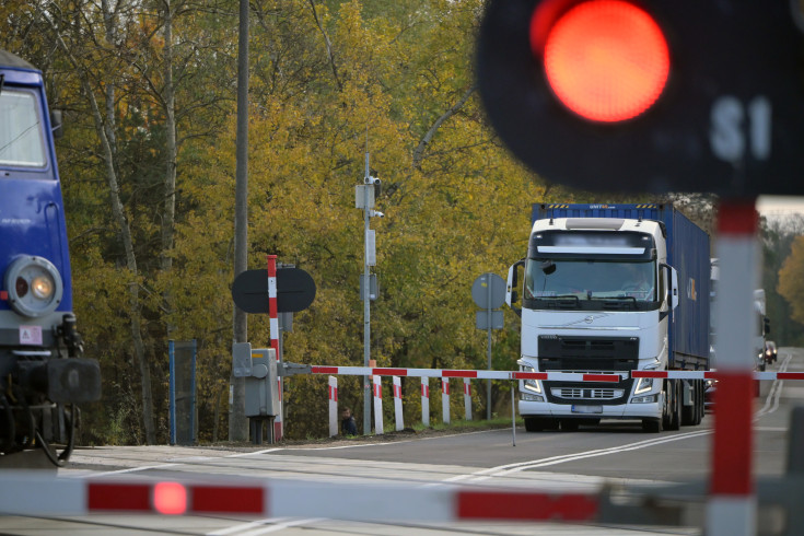 bezpieczny przejazd, przejazd kolejowo-drogowy, żółta naklejka, rogatka