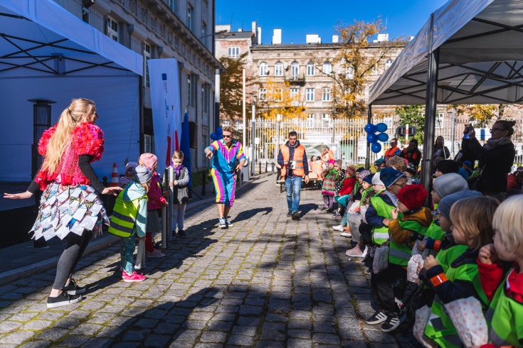 bezpieczny przejazd, Warszawa, Targowa, kampania społeczna, POIiŚ 2014-2020, dzieci, dziecko, siedziba PLK, wydarzenie plenerowe, stoisko kampanii, zabawa, DOFE, Dni Otwarte Funduszy Europejskich, teatrzyk, Praga