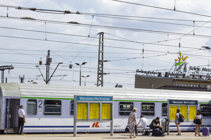 pasażer, peron, ludzie, Warszawa Wschodnia, pociąg