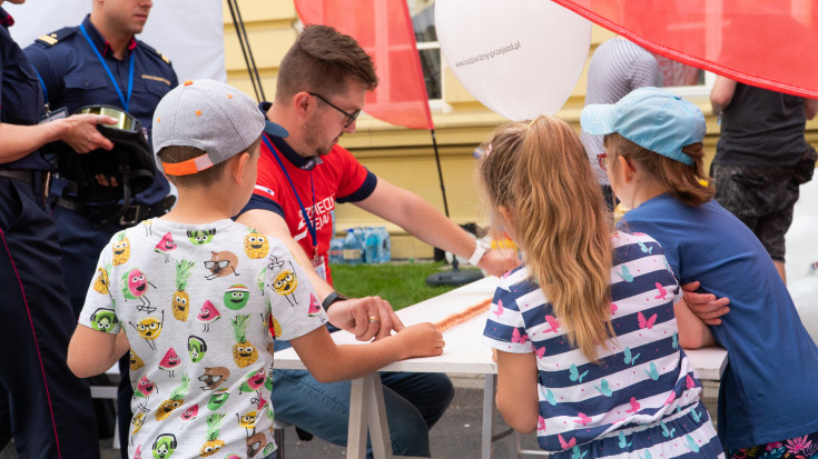 ludzie, SOK, Straż Ochrony Kolei, bezpieczny przejazd, kampania społeczna, szlaban na ryzyko, dzień dziecka, dzieci, dziecko, wydarzenie plenerowe, stoisko kampanii, zabawa, KPRM, Kancelaria Prezesa Rady Ministrów, funkcjonariusz SOK