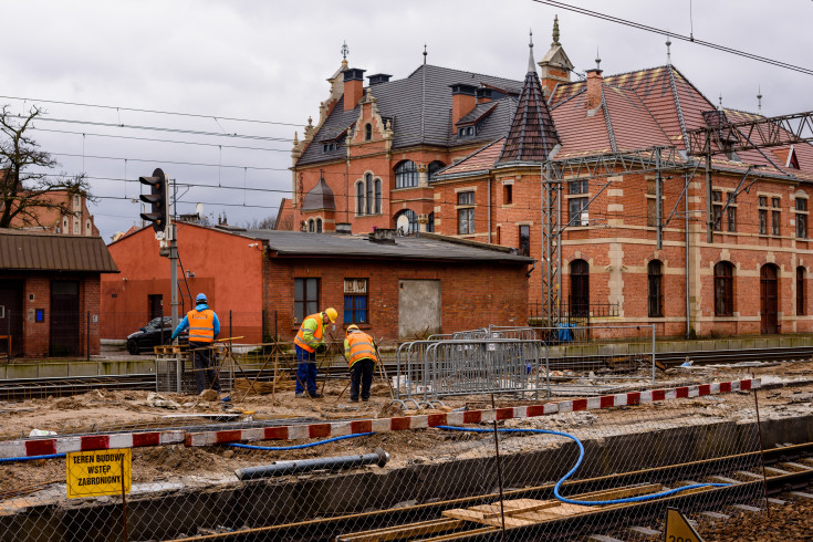 dworzec, peron, Gdańsk, modernizacja, stacja, POIiŚ 2014-2020, dworzec kolejowy, robotnicy, Program Operacyjny Infrastruktura i Środowisko, Gdańsk Główny, prace budowlane, inwestycja