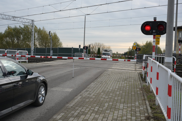 bezpieczny przejazd, przejazd kolejowo-drogowy, rogatka