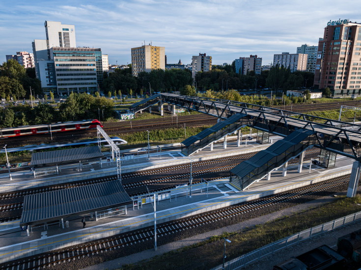 peron, kładka, Warszawa Główna, zdjęcia z drona, wieżowce