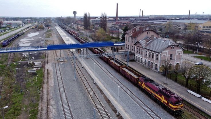 stacja, nowa kładka, nowa infrastruktura, widok z lotu ptaka, nowy peron, Ostrowiec Świętokrzyski