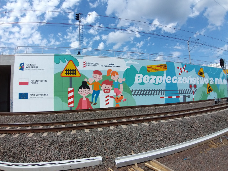 bezpieczny przejazd, stacja, Warszawa Zachodnia, Budimex, mural