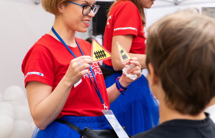 ludzie, SOK, Straż Ochrony Kolei, bezpieczny przejazd, kampania społeczna, szlaban na ryzyko, dzień dziecka, dzieci, dziecko, wydarzenie plenerowe, stoisko kampanii, zabawa, KPRM, Kancelaria Prezesa Rady Ministrów, funkcjonariusz SOK