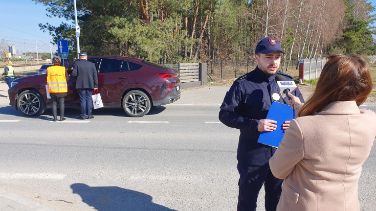 akcja ulotkowa, przejazd kolejowo-drogowy, żółta naklejka, znak STOP, funkcjonariusz SOK, ambasadorzy bezpieczeństwa