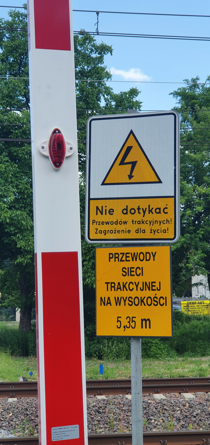 szlaban, przejazd kolejowo-drogowy, LK7, Celestynów, rogatka, Jankowskiego, zmodernizowany przejazd, ostrzeżenie, przewody sieci trakcyjnej