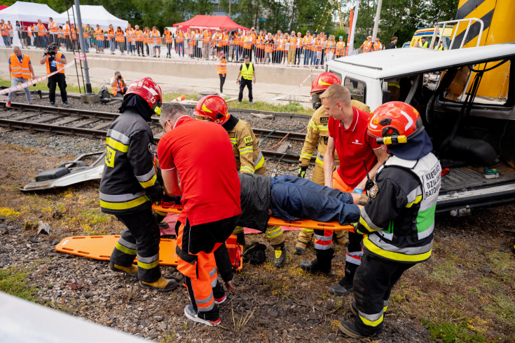 bezpieczny przejazd, wypadek, kampania społeczna, przejazd kolejowo-drogowy, straż pożarna, ratownictwo medyczne, ratownictwo, wypadek na przejeździe, wydarzenie plenerowe, symulacja zderzenia, służby ratownicze