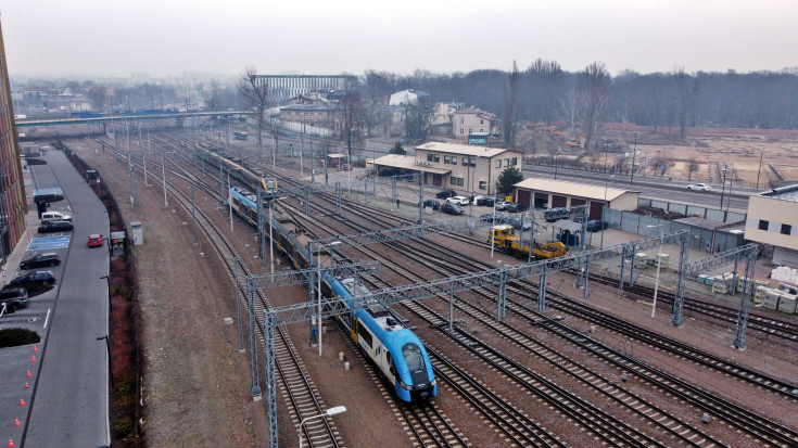 sieć trakcyjna, stacja, Kraków Główny, tor, pociąg pasażerski, widok z lotu ptaka