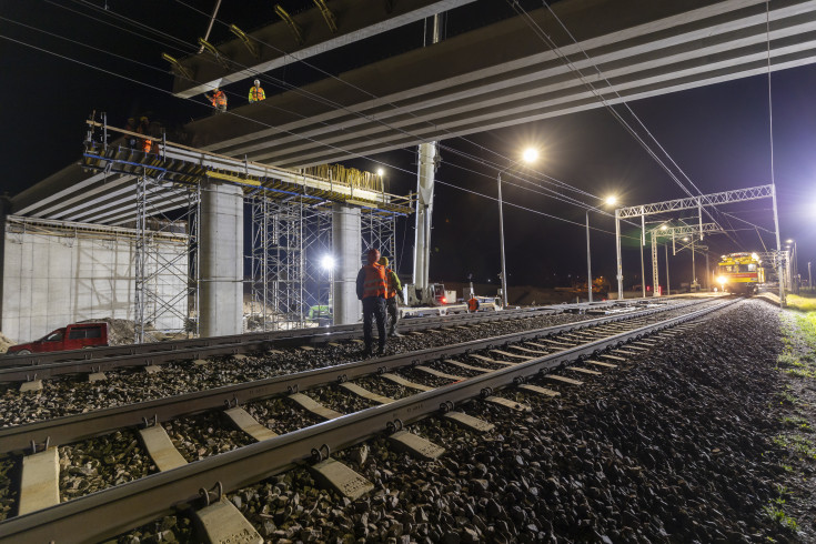 E75, Rail Baltica, CEF, budowa wiaduktu, zdjęcia nocne