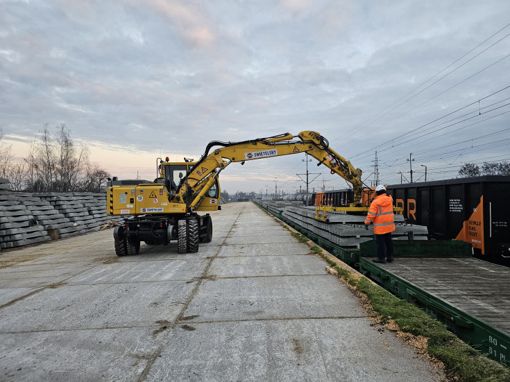 LK25, koparka, prace budowlane, Sandomierz, LK78, LK74, nowy tor, nowy obiekt inżynieryjny, nowe podkłady