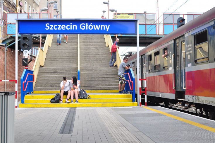 pasażer, peron, pociąg, przejście, Szczecin, Szczecin Główny, kładka, schody