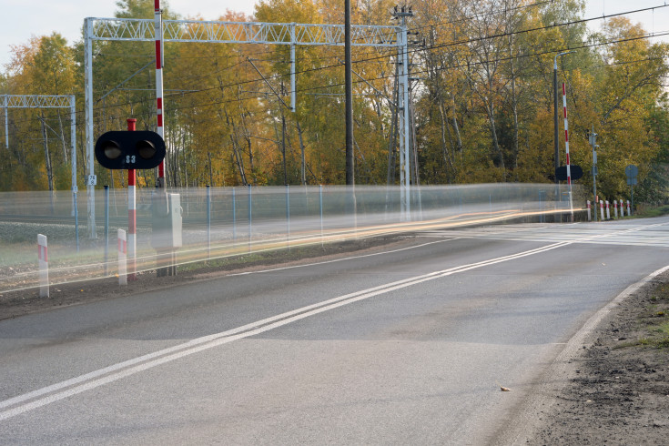 bezpieczny przejazd, przejazd kolejowo-drogowy, żółta naklejka, rogatka