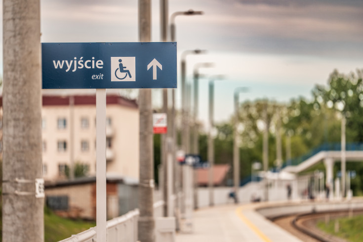 peron, linia kolejowa, modernizacja, stacja, informacja pasażerska, Hajnówka, tablica, KPO, wąskie gardło