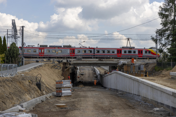 nowy wiadukt, nowa infrastruktura, pociąg pasażerski, Gałkówek