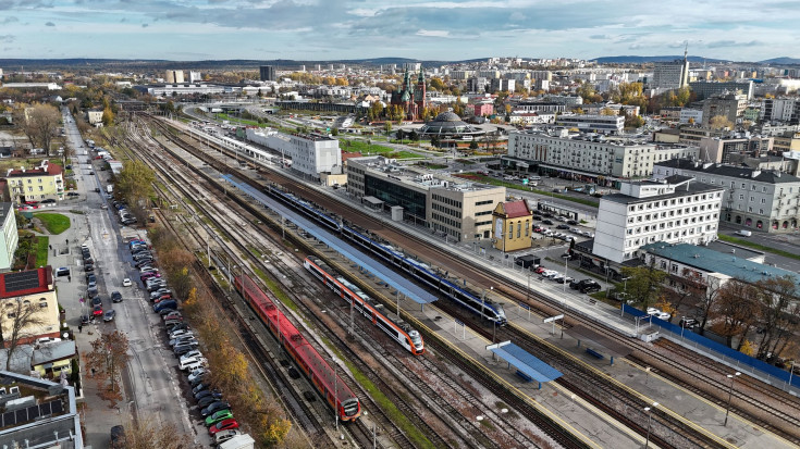 peron, stacja, tor, widok z lotu ptaka, pociąg osobowy, Kielce Główne