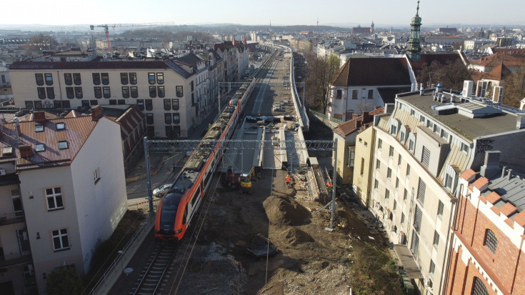 Kraków, estakada, nowy tor, nowa infrastruktura, pociąg pasażerski, www.krakow-rudzice.pl