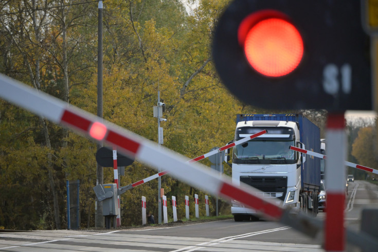 bezpieczny przejazd, przejazd kolejowo-drogowy, żółta naklejka, rogatka