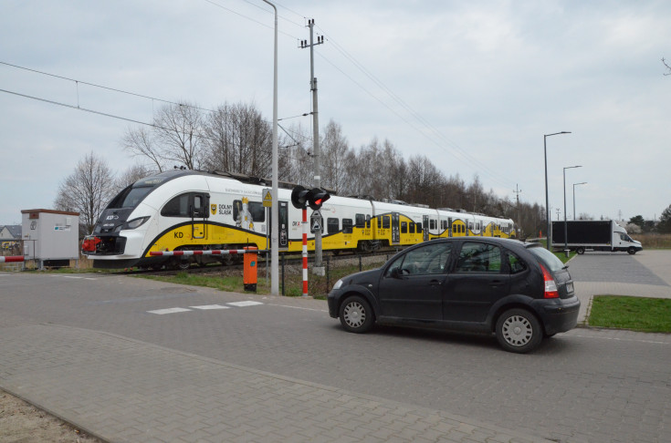 przejazd kolejowo-drogowy, rogatka, samochód osobowy, nowa infrastruktura, aglomeracja wrocławska, pociąg osobowy