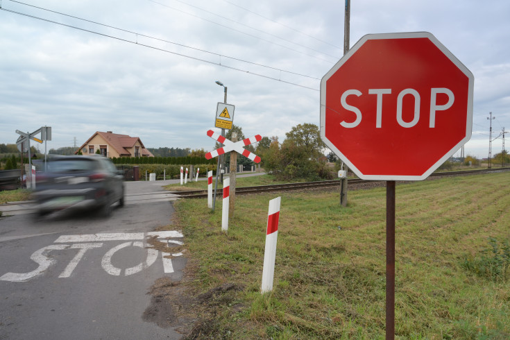 bezpieczny przejazd, przejazd kolejowo-drogowy, żółta naklejka, krzyż św. Andrzeja, znak STOP