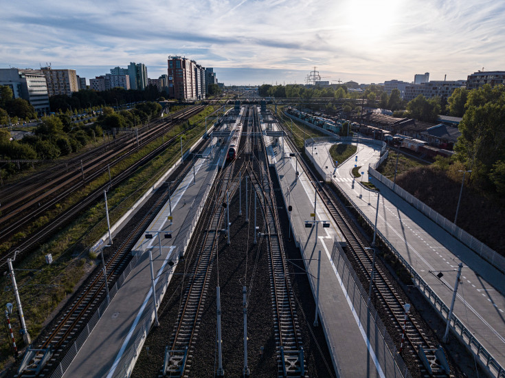 peron, kładka, Warszawa Główna, zdjęcia z drona, wieżowce