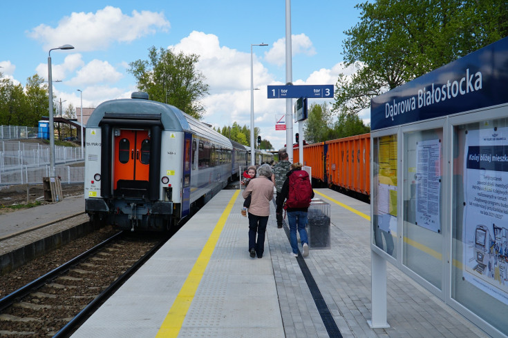 pasażer, nowa infrastruktura, nowy peron, Dąbrowa Białostocka, pociąg osobowy