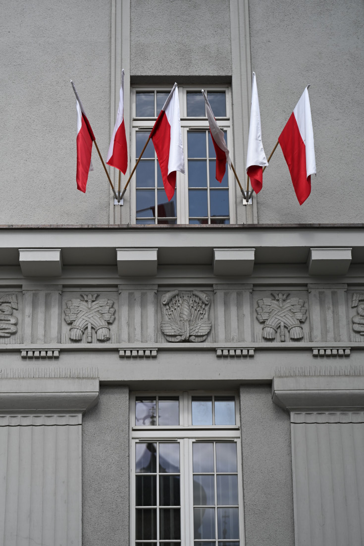 centrala, budynek, iluminacja, flaga biało-czerwona, dekoracja