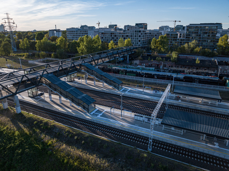 peron, kładka, Warszawa Główna, zdjęcia z drona, wieżowce