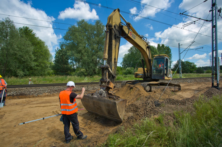 modernizacja, E20, pracownicy, robotnicy, podkłady, Podstolice, pracownik, tor, przed modernizacją, pociąg techniczny, demontaż, LK3, koparka, prace budowlane, maszyna, demontaż toru, inwestycja