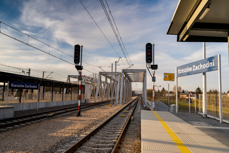 POIiŚ 2014-2020, nowa stacja, Rzeszów Zachodni, zdjęcia nocne, TSI PRM