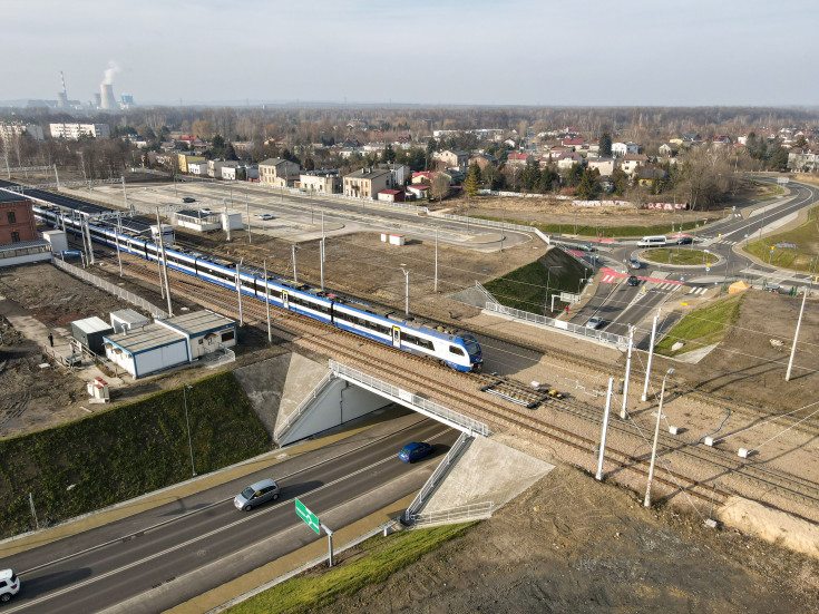 pociąg, nowy wiadukt, samochód, nowa infrastruktura, Dąbrowa Górnicza, widok z lotu ptaka