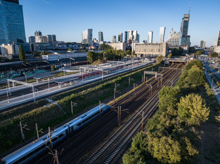 peron, kładka, Warszawa Główna, zdjęcia z drona, wieżowce