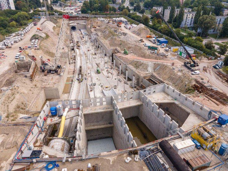 TBM, budowa tunelu, drążenie tunelu kolejowego, Łódź Koziny, Łódź Śródmieście, szacht, komora