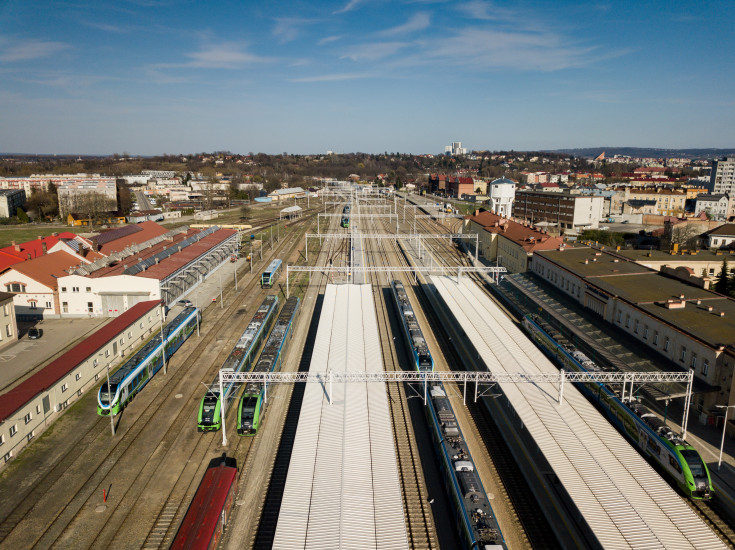 POIiŚ 2014-2020, Rzeszów Główny, zdjęcia nocne, TSI PRM, zmodernizowany peron