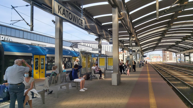 pasażer, peron, stacja, Katowice, pociąg pasażerski