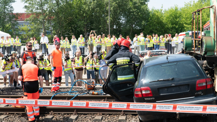 bezpieczny przejazd, symulacja, zderzenie, wypadek, przejazd kolejowo-drogowy, szlaban na ryzyko, symulacja zderzenia, akcja ratunkowa