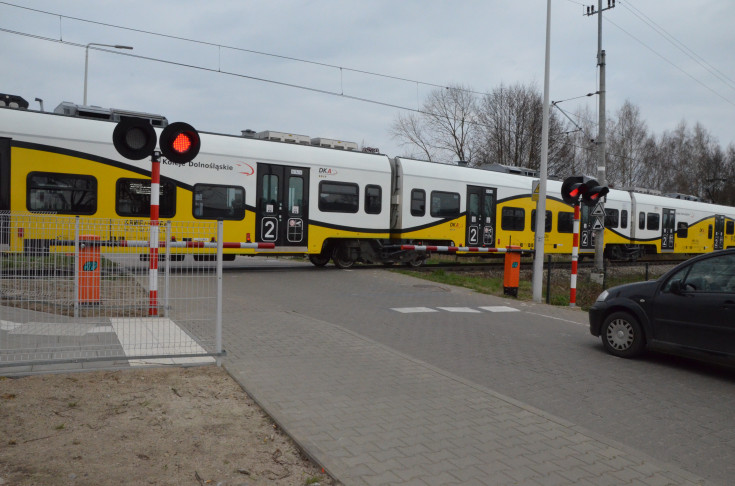 przejazd kolejowo-drogowy, rogatka, nowa infrastruktura, aglomeracja wrocławska, pociąg osobowy