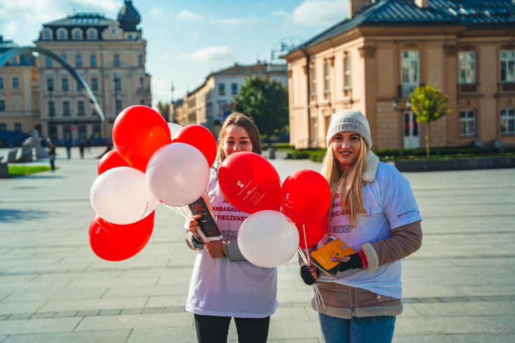 bezpieczny przejazd, kampania społeczna, pociąg, Kraków Główny, stoisko kampanii, ambasadorka bezpieczeństwa, ambasadorki bezpieczeństwa, ambasador bezpieczeństwa, promocja bezpieczeństwa, ambasadorzy bezpieczeństwa