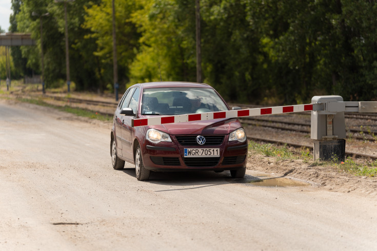 bezpieczny przejazd, kampania społeczna, przejazd kolejowo-drogowy, napęd rogatkowy, rogatka, wydarzenie plenerowe, symulacja zderzenia, wyłamanie rogatki, bezpiecznik drąga rogatkowego