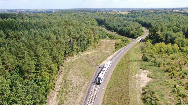 pociąg, Kartuzy, nowa infrastruktura, nowy wiadukt kolejowy, nowa łącznica