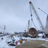 2024-01-19 Na start trzeciego tunelu jednotorowego w Łodzi – przenoszenie TBM nad torami