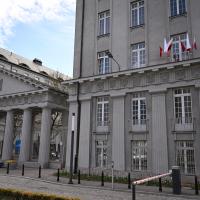 2026-04-30 Budynek z dekoracją majową
