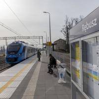 pasażer, E59, gablota, nowa infrastruktura pasażerska, pociąg pasażerski, nowy peron, Rębusz