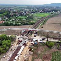 2025-04-25 Większe bezpieczeństwo, lepsza komunikacja – nowe wiadukty usprawniły przejazdy na kolejowej trasie z Krakowa do Katowic