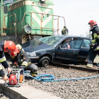 bezpieczny przejazd, symulacja, zderzenie, wypadek, przejazd kolejowo-drogowy, szlaban na ryzyko, kierowca, straż pożarna, samochód, strażak, symulacja zderzenia, akcja ratunkowa